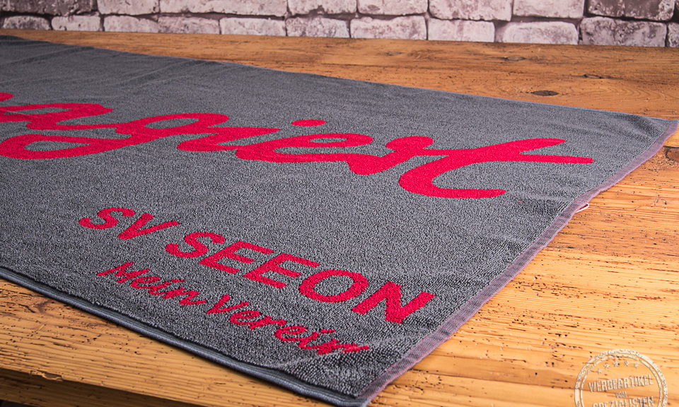 Badetuch mit farbiger Einwebung in Rot f&uuml;r den SV Seeon