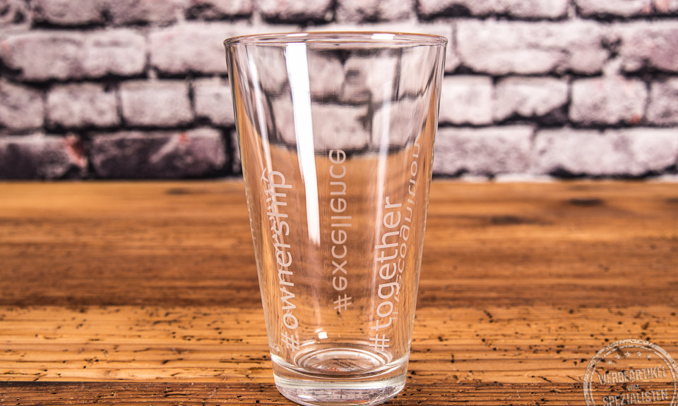 Trinkglas mit individuellen Schlagw&ouml;rtern together als Mitarbeitergeschenk
