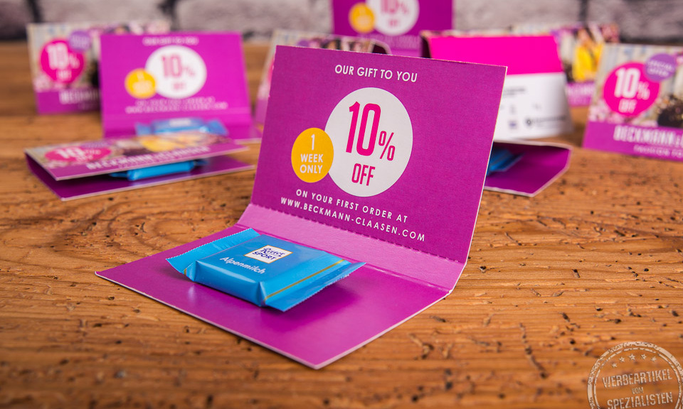 Werbekarte Streuartikel in pink gef&uuml;llt mit Ritter Sport