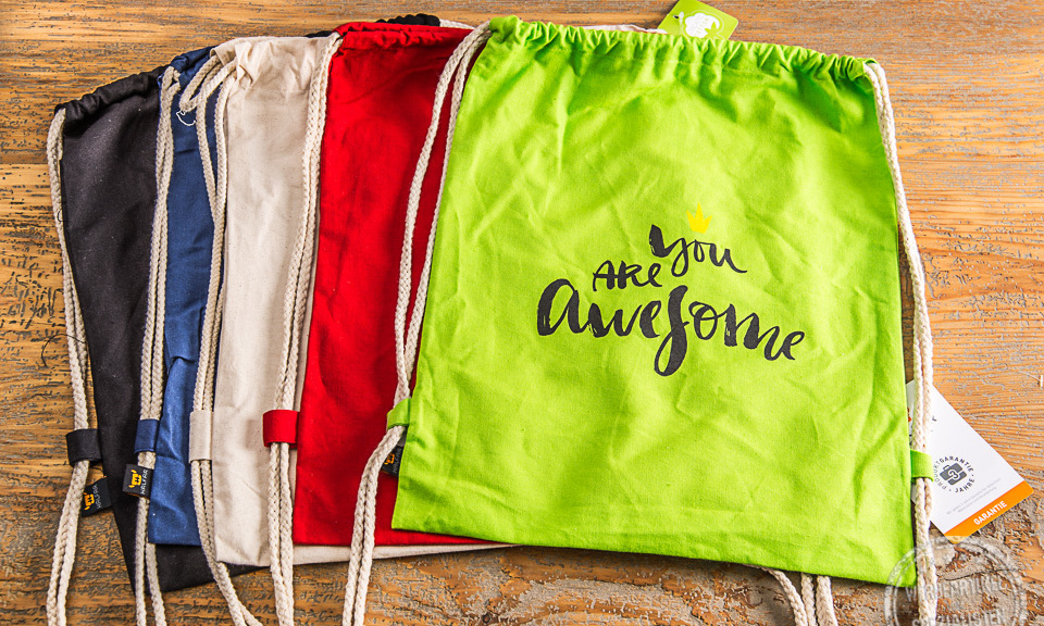 Verschiedene Baumwolltaschen in unterschiedlichen Farben als Werbeartikel. 