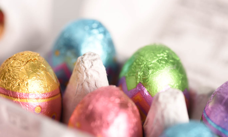 bunte Schokoladeneier im niedlichen Eierkarton