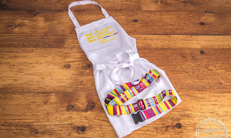 Sch&uuml;rze und Kofferband bedruckt