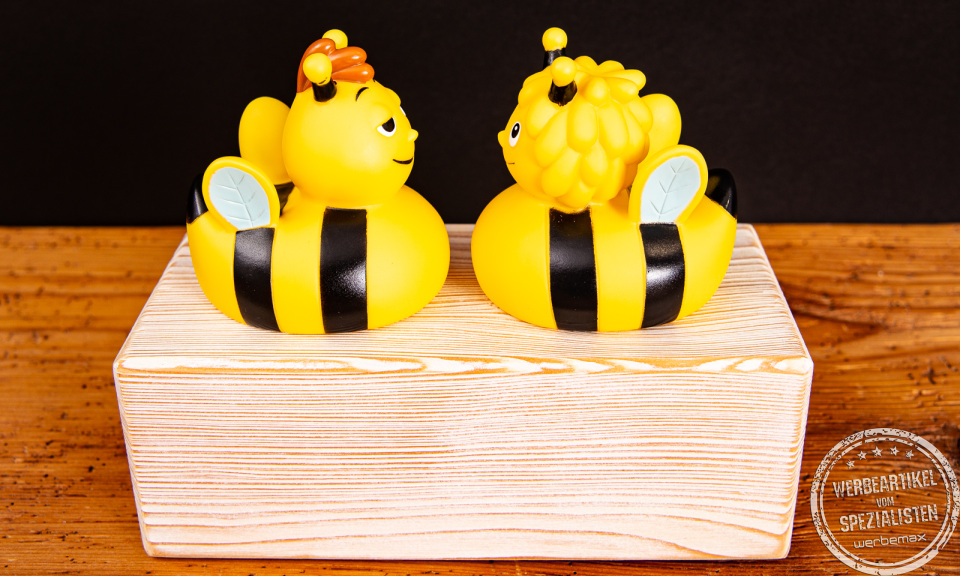Badeenten Biene Maja und Biene Willi auf einem Holst&uuml;ck als Werbeartikel