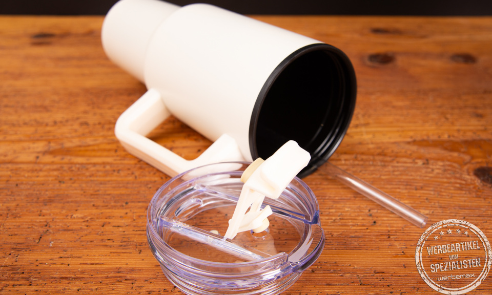 Ein Tumbler CremaExtensaMaximaBudget in creme liegend als Werbeartikel.