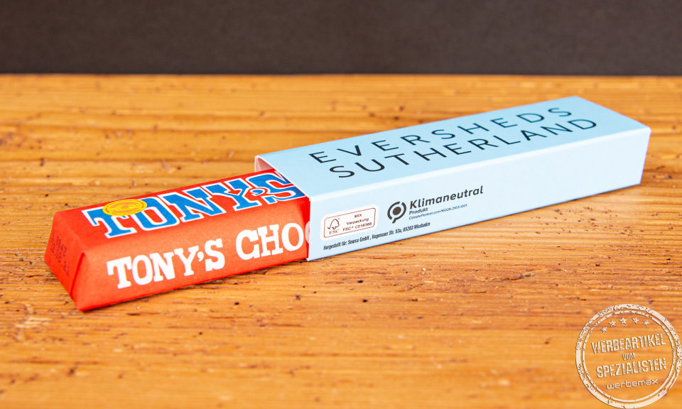 Ein Tonys Chocoloneleys Schokoriegel im Werbeschuber