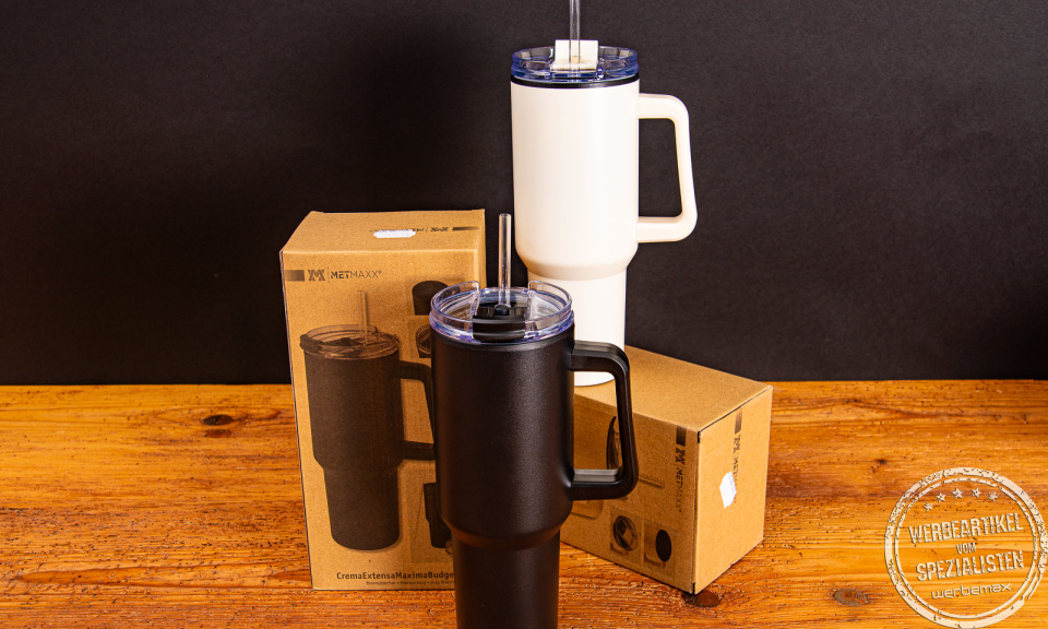 Zwei Tumbler CremaExtensaMaximaBudget in den Farben creme und schwarz mit Craft Paper Box als Werbeartikel.