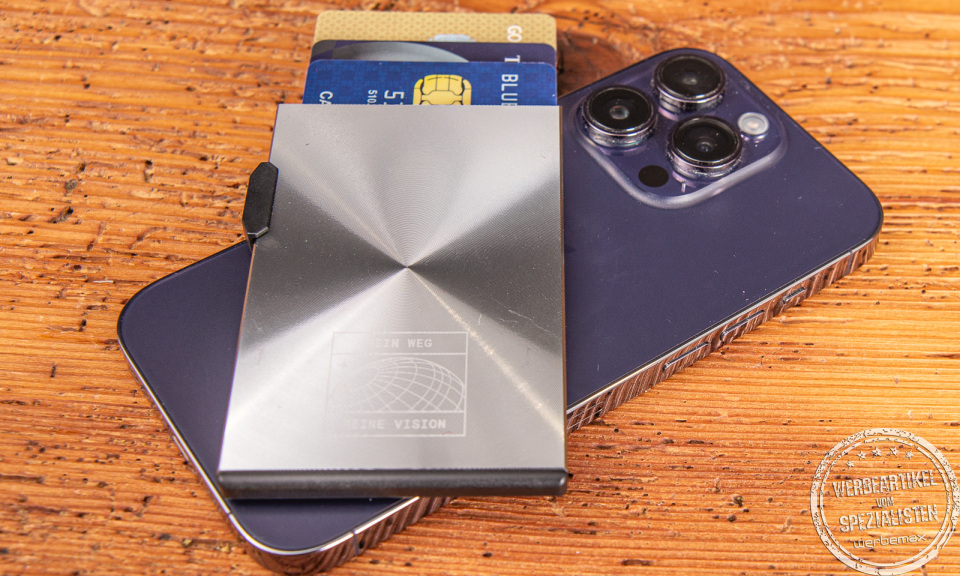 Hochwertiges Kartenetui von Troika aus Aluminium mit Magsafe als Werbegeschenk mit dezenter Gravur Ihres Logos