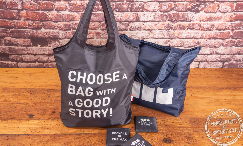 Zusammenfaltbare Messetasche aus recycelten PET-Flaschen f&uuml;r nachhaltige Werbegeschenke mit Ihrem Logo. 
