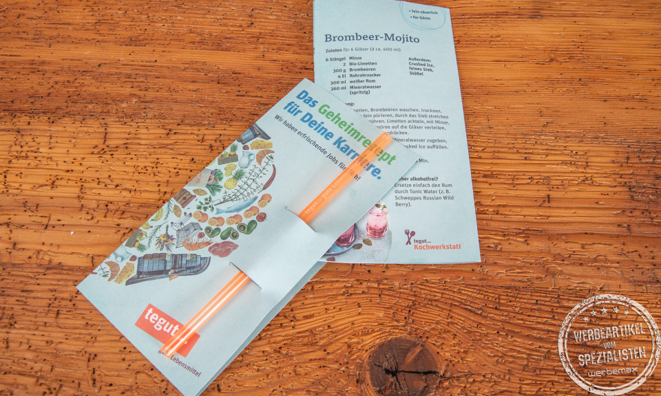 Zwei Werbekarten mit graviertem Glastrinkhalm als Werbeartikel.