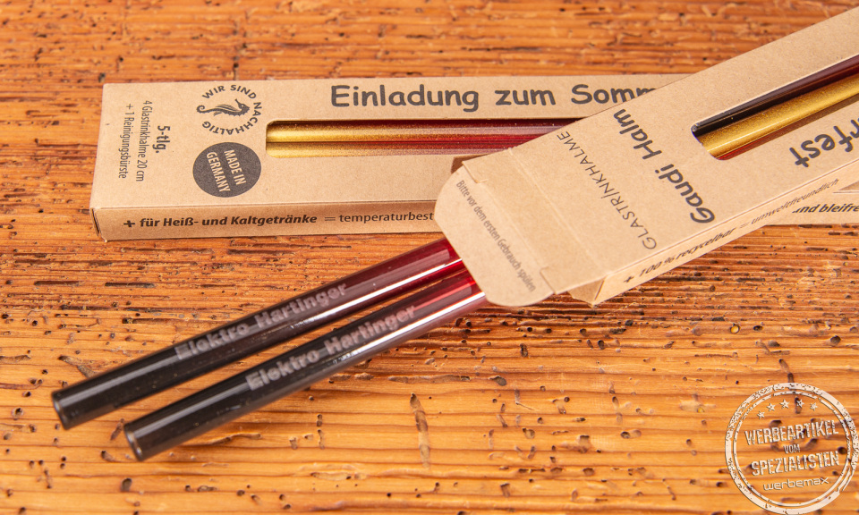 Zwei Werbekartonagen mit Deutschlad-Glastrinkhalmen und einer Logogravur.