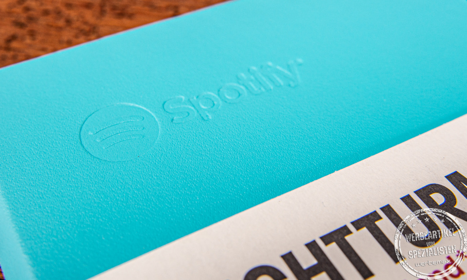 Detailansicht Logoprägung auf Leuchtturm1917 Notizbuch.