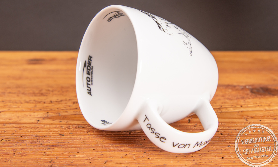 Wei&szlig;e Jumbotasse mit schwarzem Druck als Werbeartikel.