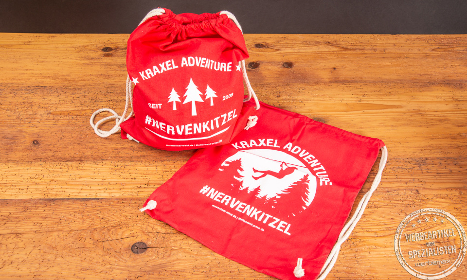 Zwei rote Matchrucks&auml;cke mit wei&szlig;em Werbedruck als Merchandiseartikel.