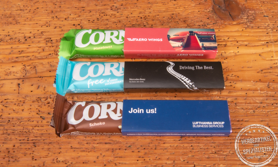 Corny Müsliriegel im bedruckten Werbeschuber als günstiger Streuartikel für Messen und Seminare