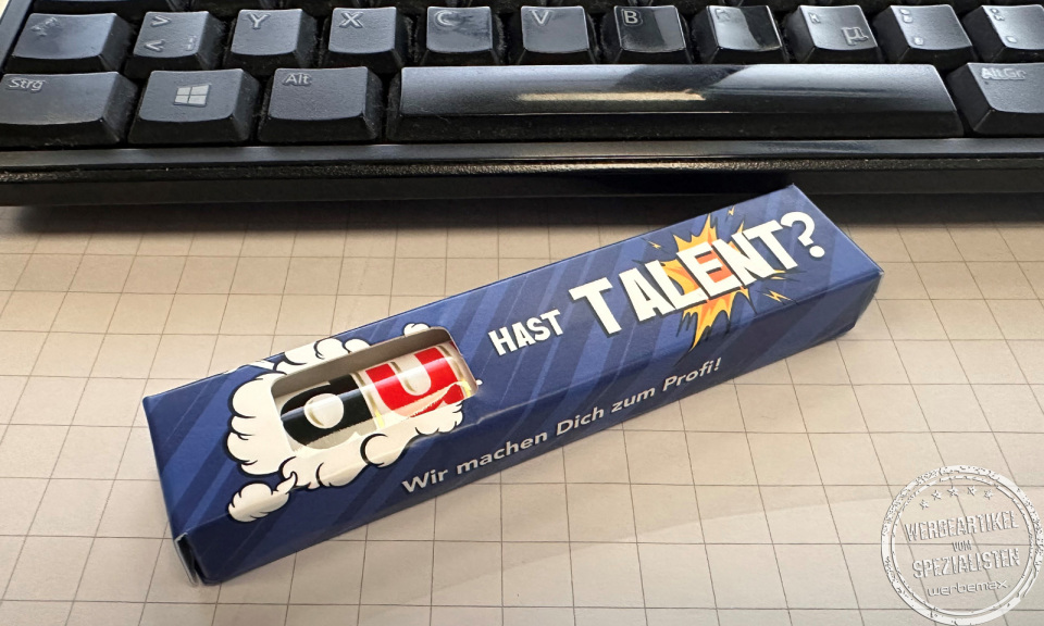 Duplo Schokoriegel im individuell bedruckten Werbeschuber mit der Botschaft &bdquo;Du hast Talent?&ldquo; &ndash; kreativer Recruiting-Werbeartikel f&uuml;r Azubi- oder Karrierekampagnen mit Blickfang-Design im Comic-Stil.