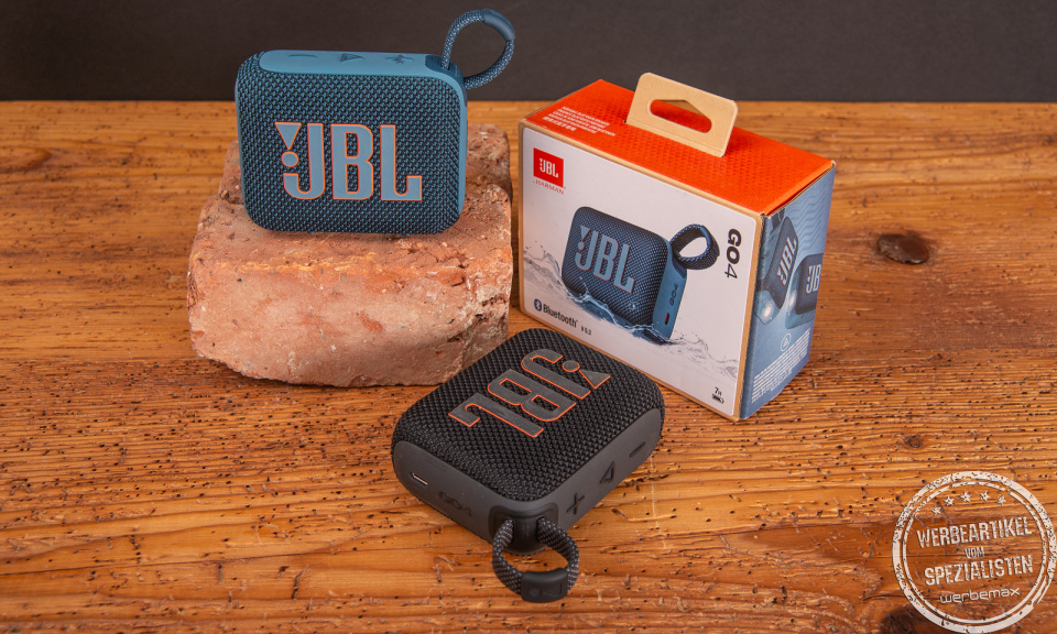 Zwei JBL GO 4 Bluetooth Speaker mit einer Verpackung als Werbeartikel.