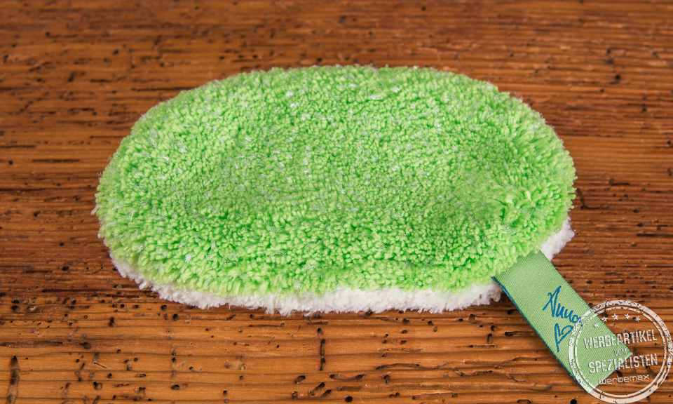 Gr&uuml;n-wei&szlig;es waschies Abschminkpad mit Logo-Label als Werbeartikel.