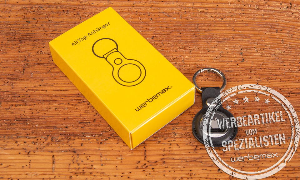 Individuell gestaltete Geschenkkartonage mit einem Apple Airtag in schönem Cover mit Logogravur