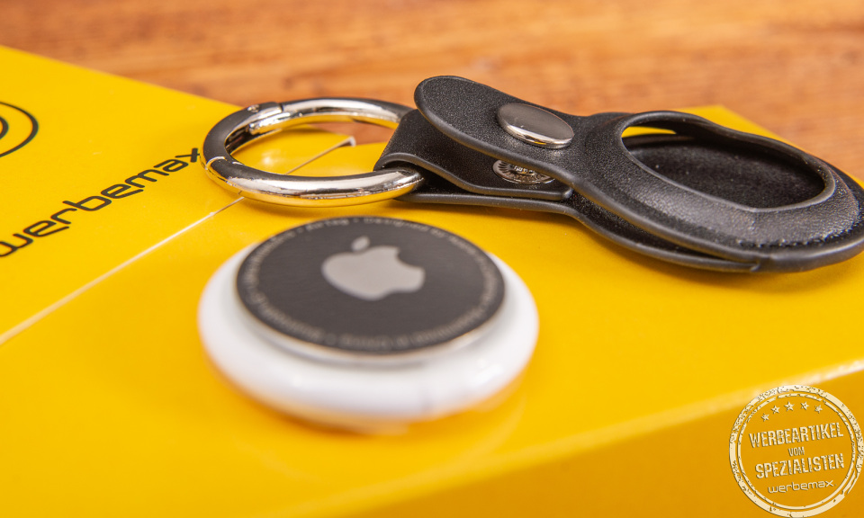 Detailansicht vom Apple Airtag und der dazugeh&ouml;rigen Cover-Schl&uuml;sselanh&auml;nger Kombination in schwarz. 