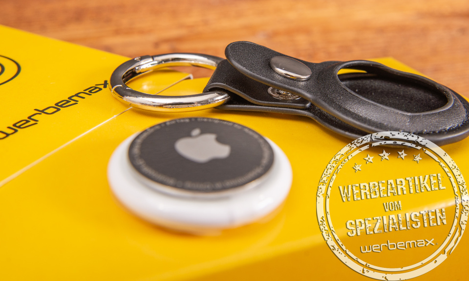 Detailansicht vom Apple Airtag und der dazugehörigen Cover-Schlüsselanhänger Kombination in schwarz. 