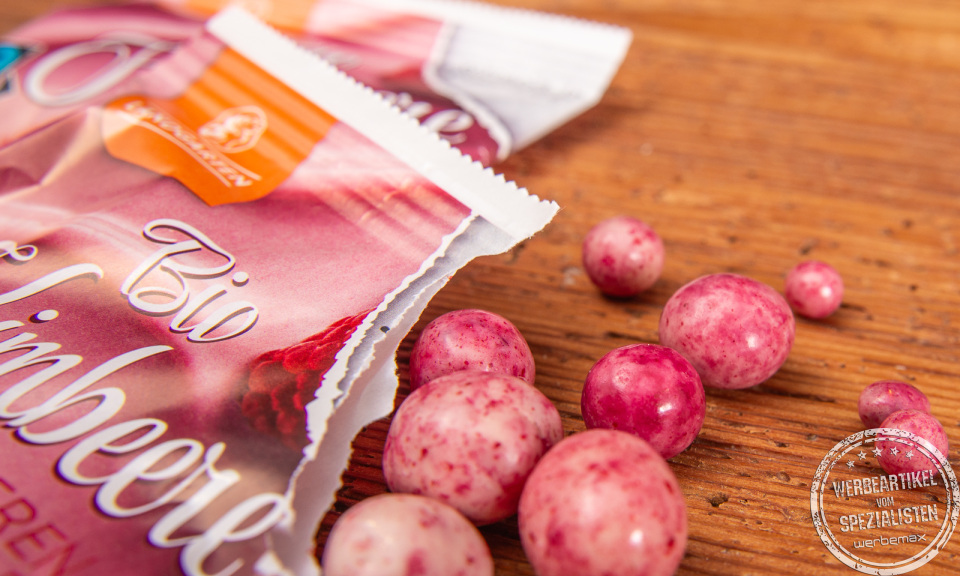 Landgarten Bio Himbeeren in Schokolade als Werbesnack.