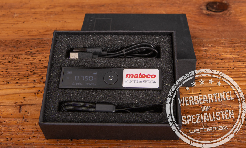 Laserdistanzmesser mit Logo-Doming in Geschenkbox als Werbegeschenk.