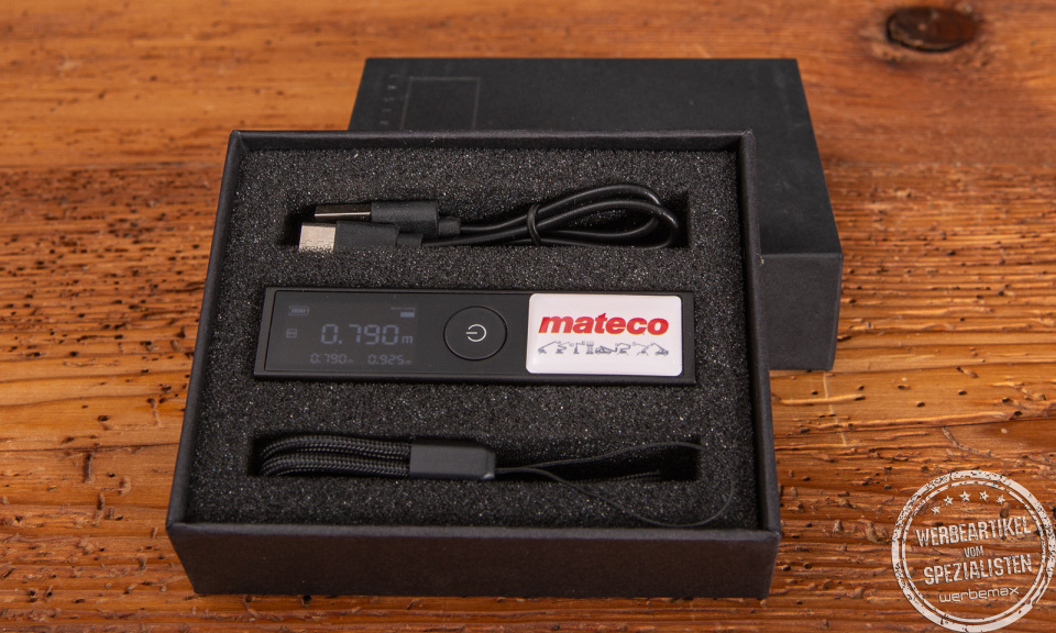 Laserdistanzmesser mit Logo-Doming in Geschenkbox als Werbegeschenk.