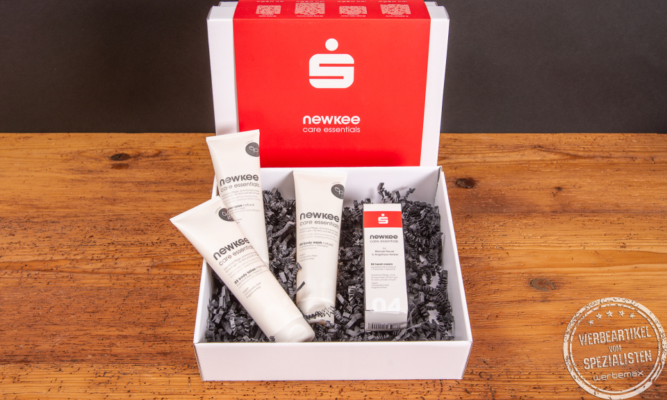 Newkee Pflegeset als hochwertiges Mitarbeitergeschenk &ndash; Pflegeprodukte in stilvoller Geschenkbox mit Logo, ideal als nachhaltiges Werbegeschenk zu Weihnachten oder f&uuml;r besondere Anl&auml;sse im Unternehmen.