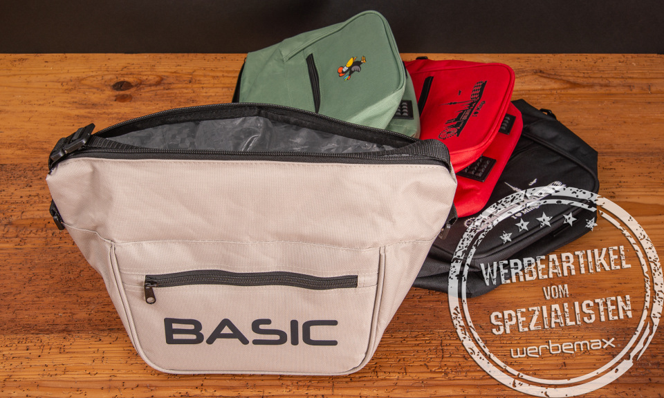 Lunchbag in weiß, mit Logodruck. Die weiße Kühltasche mit guter Polsterung kann im Handumdrehen am Fahrradlenker befestigt werden. 