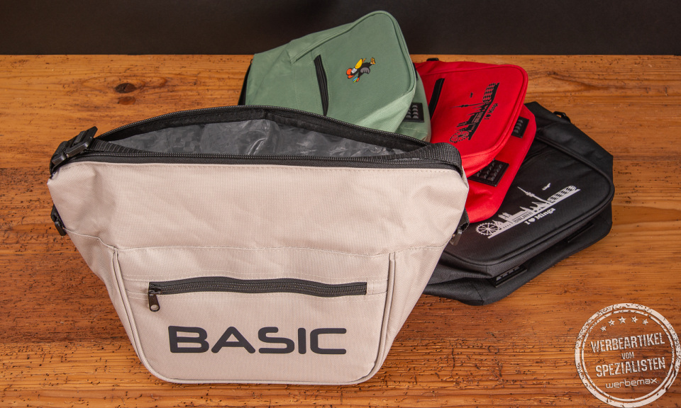 Lunchbag in weiß, mit Logodruck. Die weiße Kühltasche mit guter Polsterung kann im Handumdrehen am Fahrradlenker befestigt werden. 