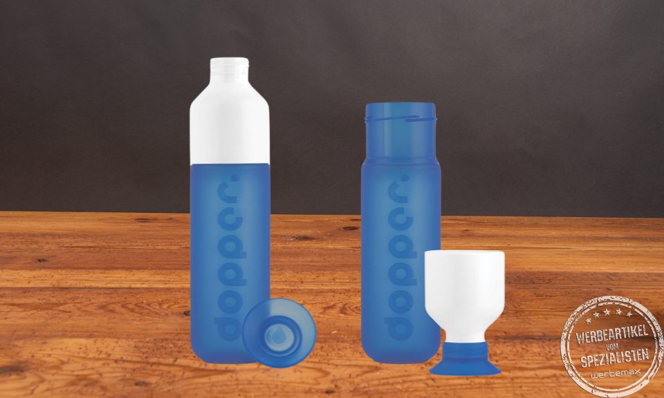 Zwei blau-wei&szlig;e Dopper Trinkflaschen als nachhaltige Werbeartikel.
