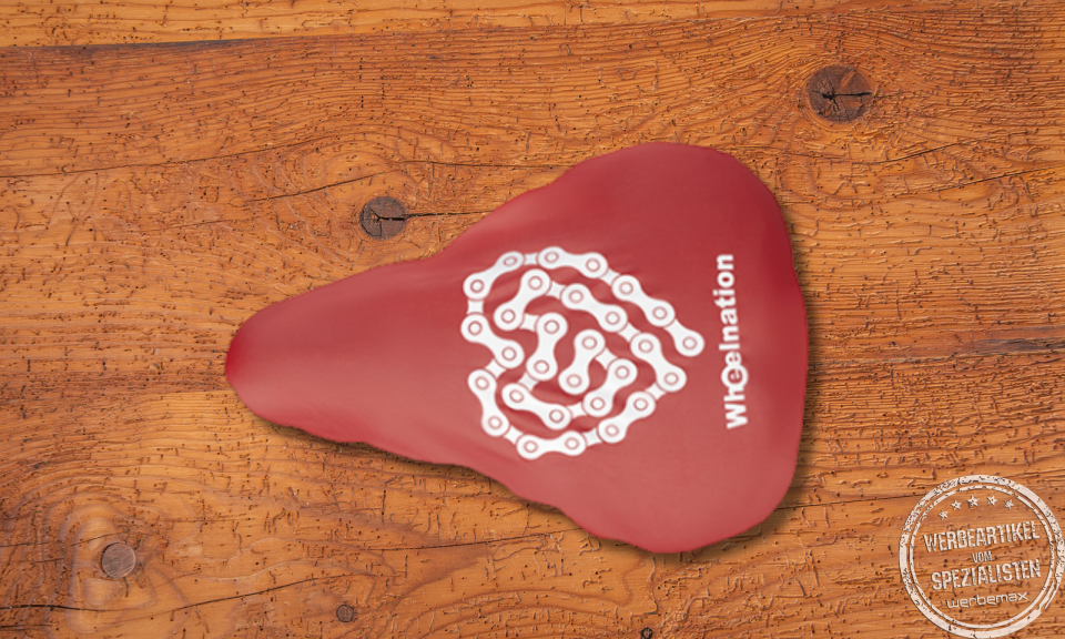 Roter Sattelschoner mit Logodruck als Werbeartikel.