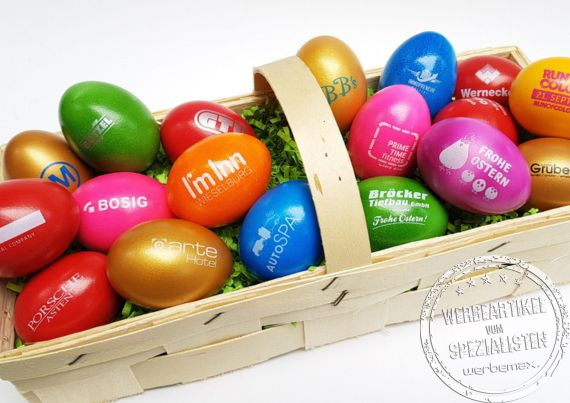 Ein schöner Korb voll bunter Ostereier bedruckt mit verschiedenen Logos - auffällig und farbenfroh zu Ostern werben