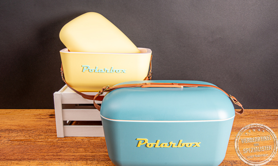 Zwei stylische Polarbox Kühlboxen in Retro-Design als hochwertiges Mitarbeitergeschenk – perfekt für Sommeraktionen, Firmenausflüge oder als individuelles Werbegeschenk mit Logo.