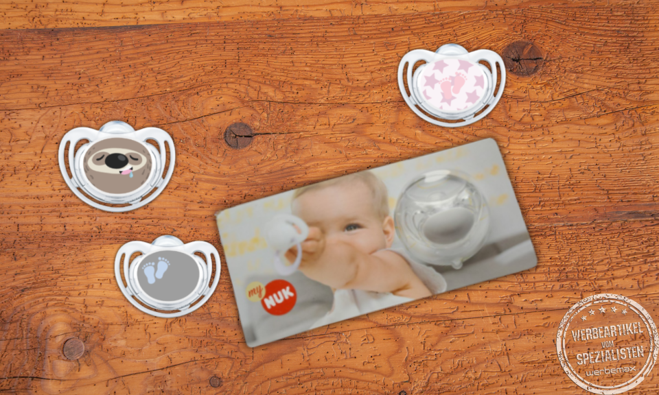 NUK Schnuller mit Werbekarte als Werbegeschenk.