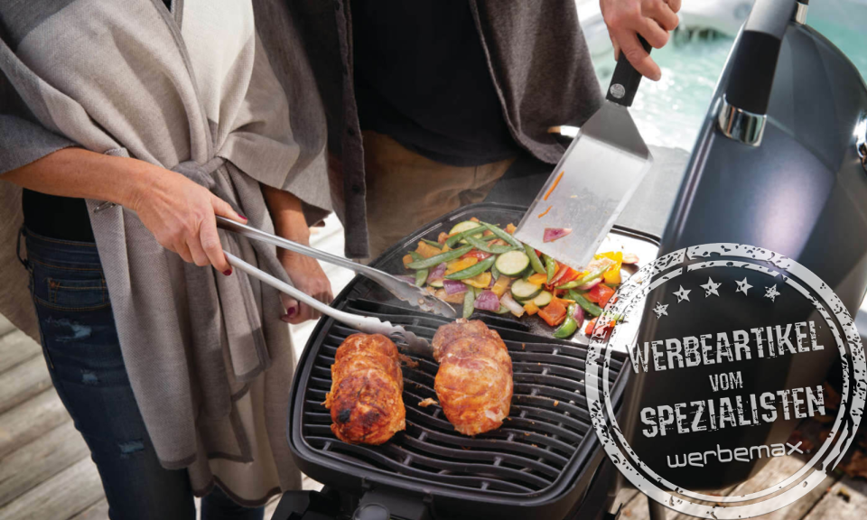 Napoleon Grill belegt mit Grillgut und Grillzubehör.