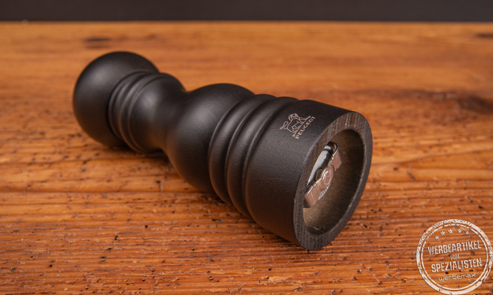 Liegende Pfefferm&uuml;hle mit Logo von Peugeot als Werbeartikel.