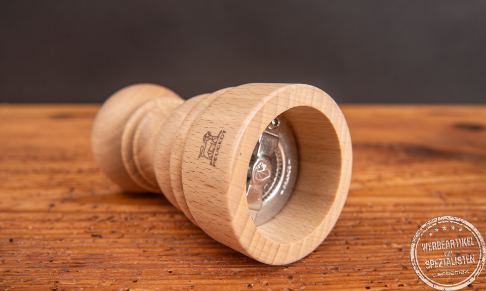 Liegende Peugeot Pfefferm&uuml;hle aus Buchenholz als Werbeartikel.