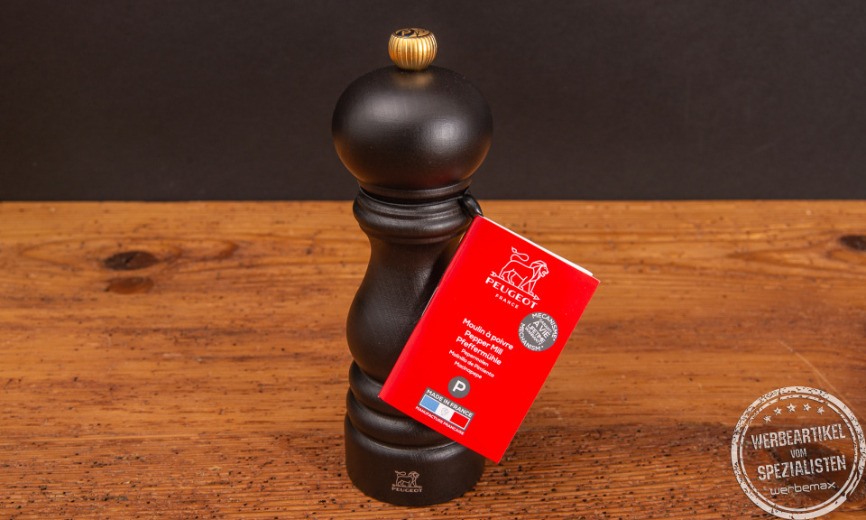 Schwarze Peugeot PARIS Pfefferm&uuml;hle mit Hangtag als Werbeartikel.