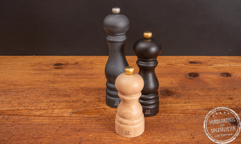 Unterschiedlich gro&szlig;e Salz- und Pfefferm&uuml;hlen von Peugeot als Werbemittel.