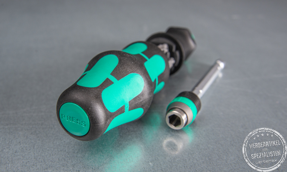 Kraftform-Griff mit auswechselbaren Bits von Wera als hochwertiges Werbegeschenk mit wei&szlig;em Logodruck auf dem Griff.