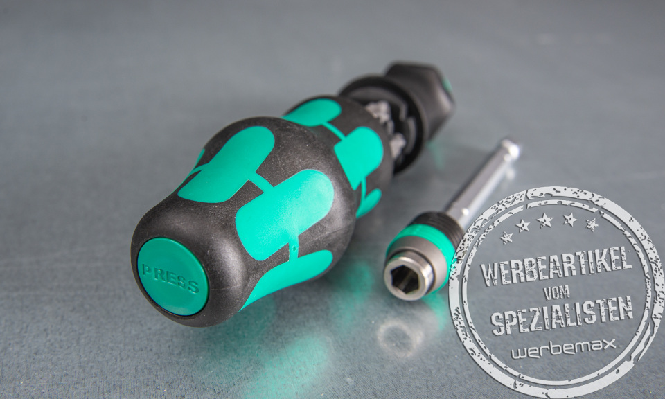 Kraftform-Griff mit auswechselbaren Bits von Wera als hochwertiges Werbegeschenk mit weißem Logodruck auf dem Griff.