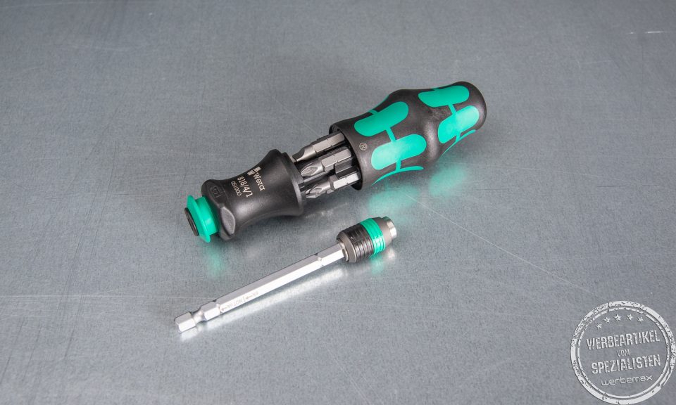 Praktischer Wera Schraubenzieher mit Krafformgriff und Wechselbits. In Schwarz mit gr&uuml;nen Elementen im Griff. 