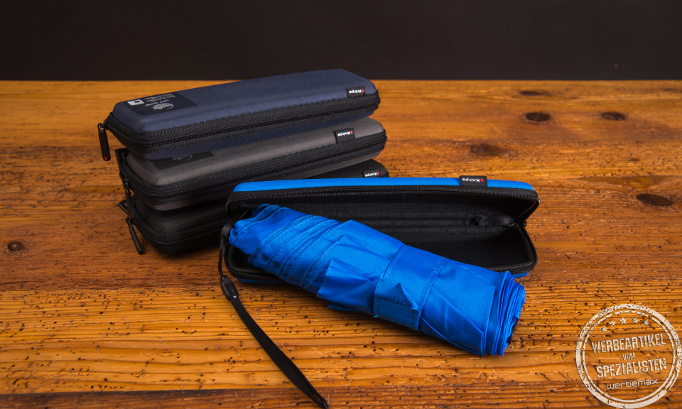 X4U Taschenschirm in Schwarz, Grau, Navy und Neonblau. Der kompakte Schirm ist im gleichfarbigen DryCase bestens verstaut und l&auml;sst Ihre Tasche trocken bleiben. 