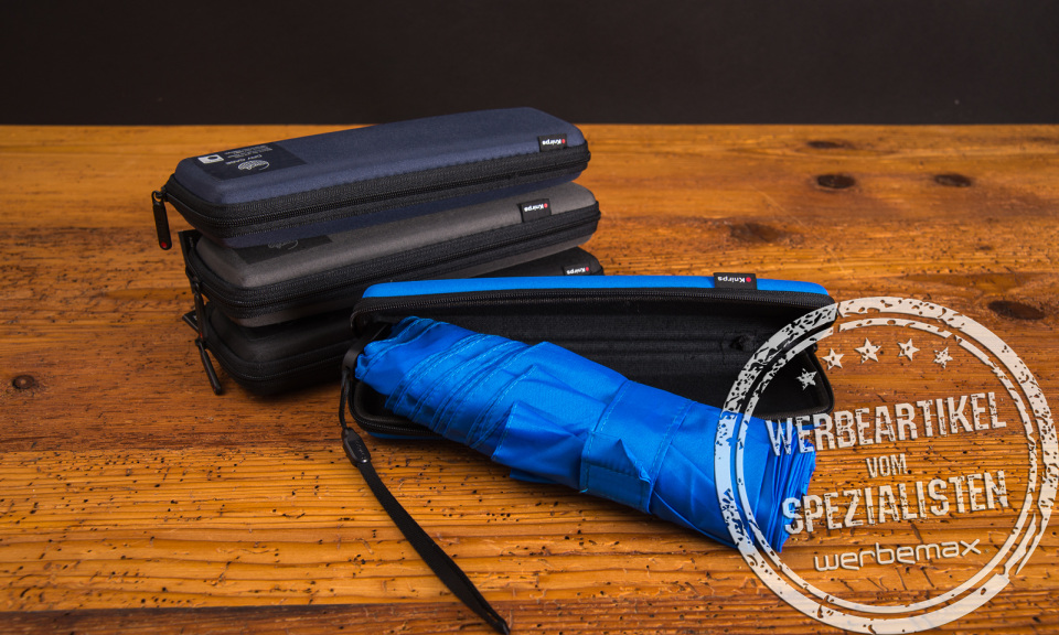 X4U Taschenschirm in Schwarz, Grau, Navy und Neonblau. Der kompakte Schirm ist im gleichfarbigen DryCase bestens verstaut und lässt Ihre Tasche trocken bleiben. 