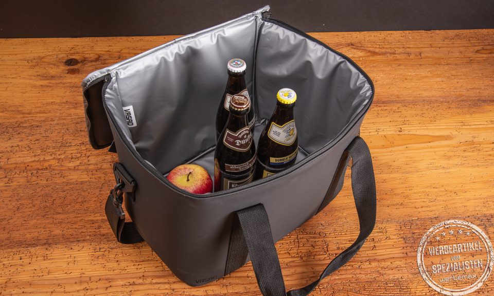 Verschenken Sie die robuste Kühltasche Style von Vasad als Mitarbeitergeschenk mit Ihrem Firmenlogo. Die geräumige Kühltasche mit abnehmbaren Tragegurt ist perfekt Außendiensteinsätze oder private Events.