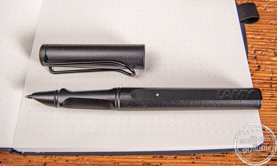 LAMY safari all black Smartpen mit Logo-Gravur als exklusives Werbegeschenk.
