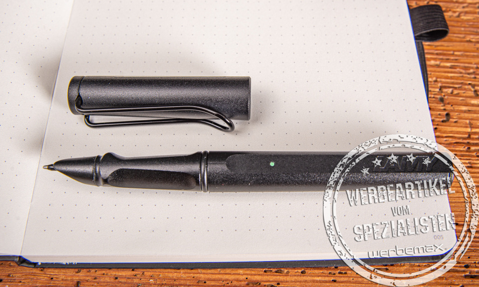 LAMY safari all black Smartpen mit Logo-Gravur als exklusives Werbegeschenk.