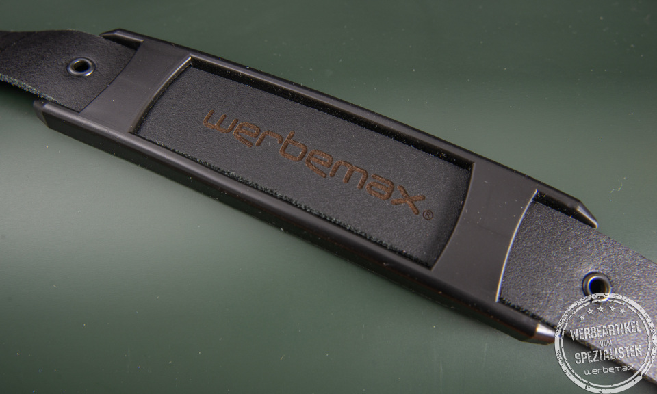 Retro-K&uuml;hlbox Polarbox Black Edition mit personalisiertem Lederband.