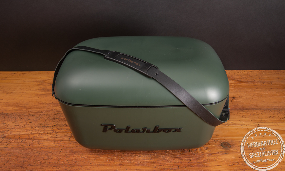 Polarbox Black Edition mit werbemax-Gravur auf dem Lederband.